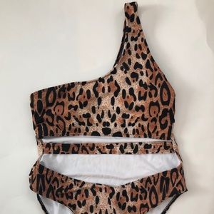 Zein One piece leopard swim size medium